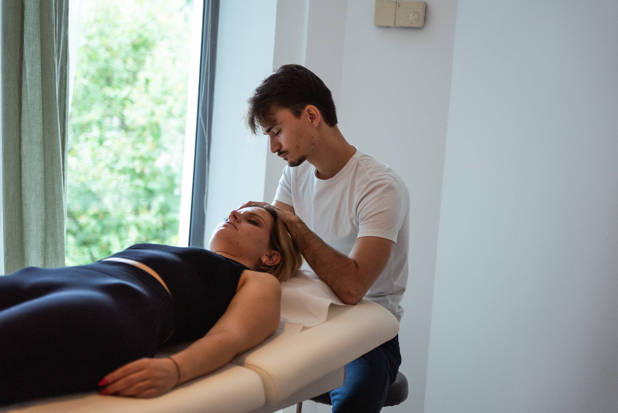 photo illustrant joseph kallel ostéopathe pendant une séance d'ostéopathie