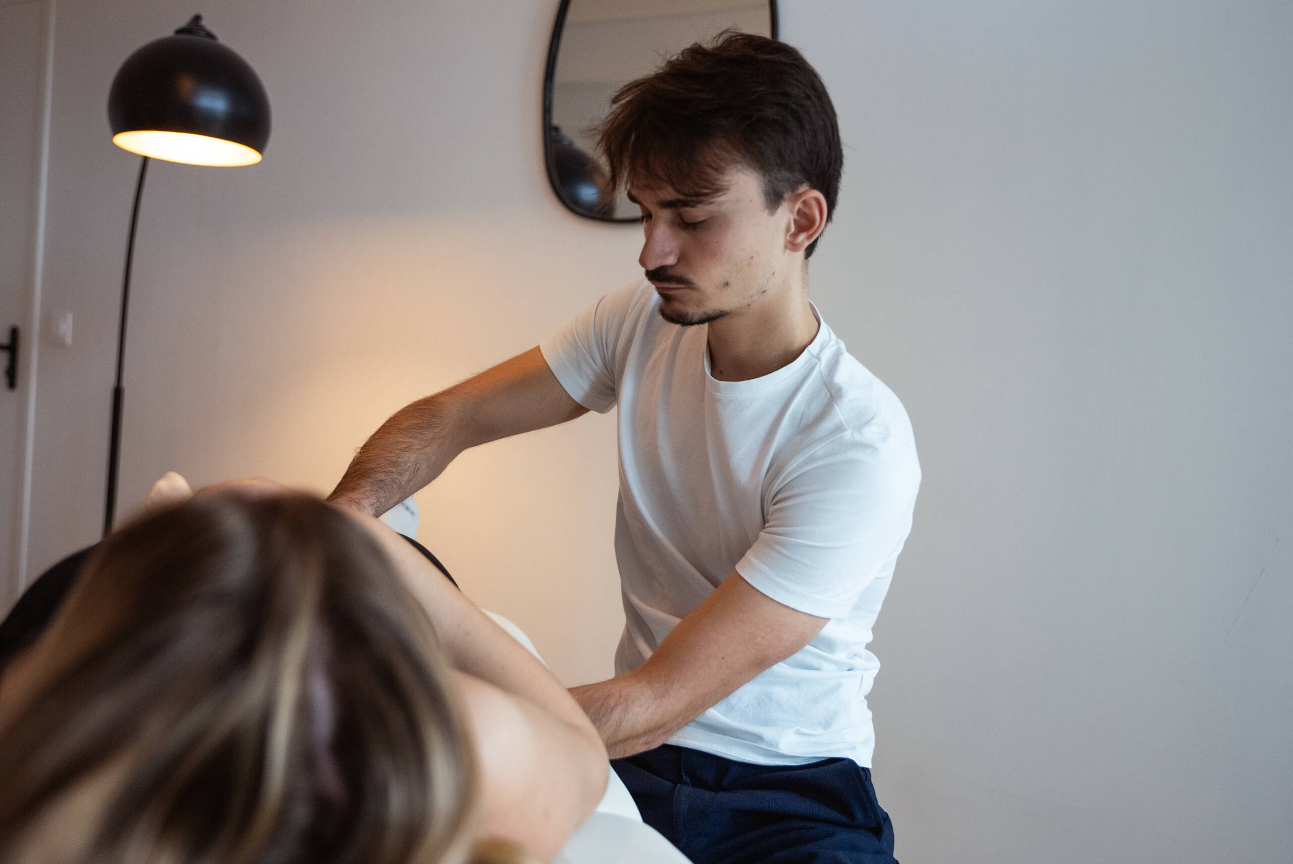 Photos de Joseph Kallel ostéopathe pratiquant l'ostéopathie